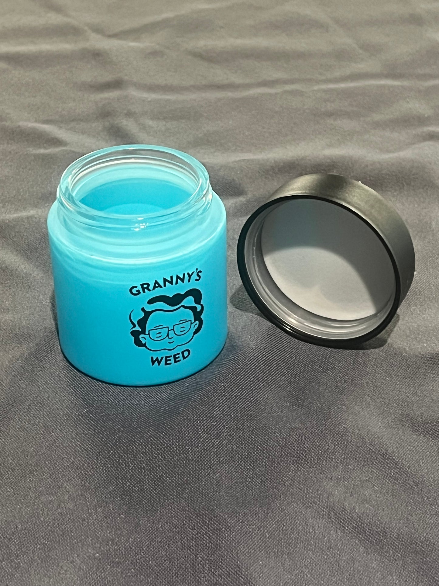 Granny's® Premium Stash Jar | Omas Kräuterglas | Bis zu 8 Gramm Fassungsvermögen | Blau | 100% Geruchsdicht | UV-Schutz Garantie | Geschenke Set | Mit Kindersicherung im Deckel | 120 ml | Wasserdicht