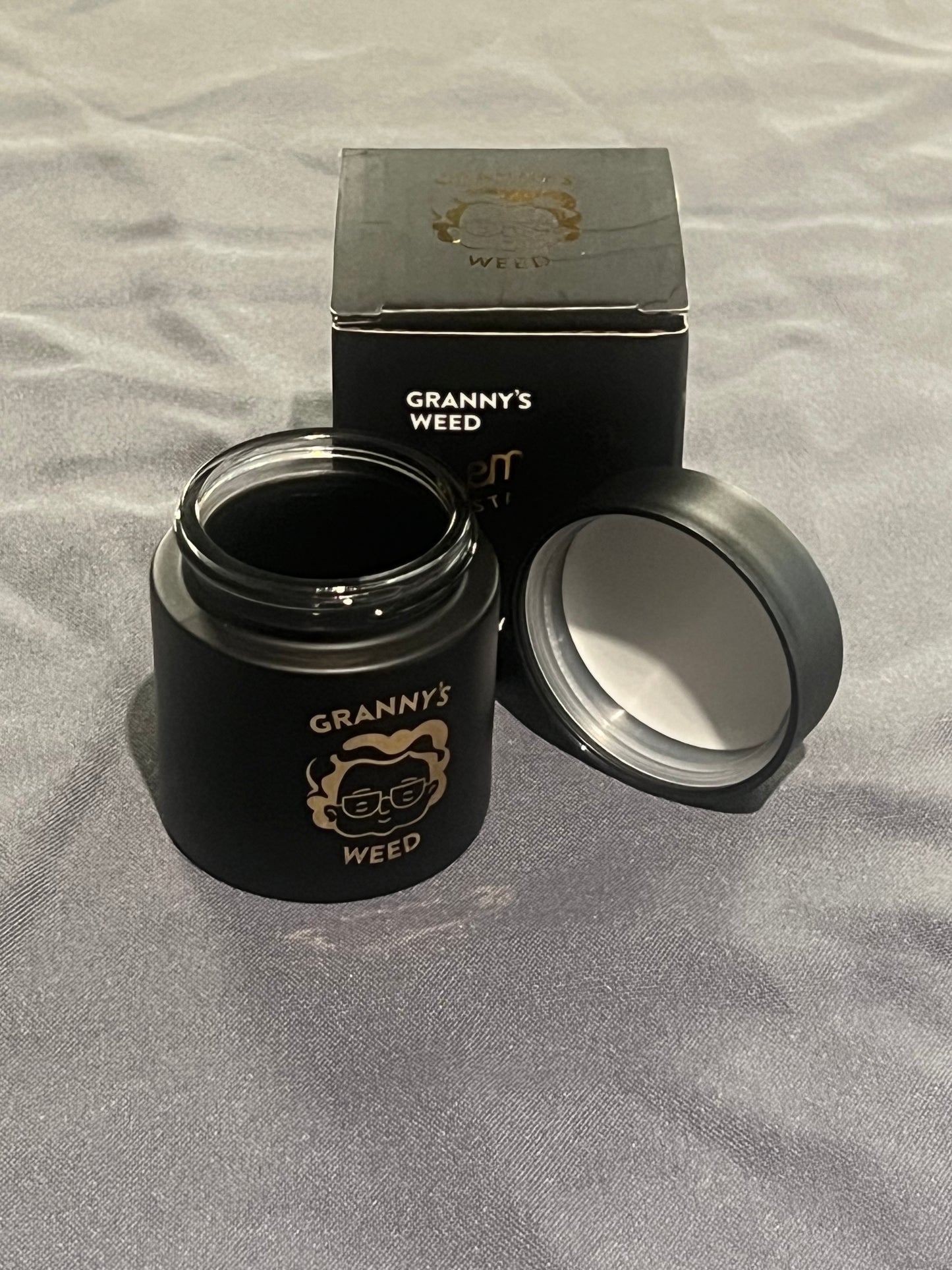 Granny's® Premium Stash Jar | Omas Kräuterglas | Bis zu 8 Gramm Fassungsvermögen | Schwarz | 100% Geruchsdicht | UV-Schutz Garantie | Geschenke Set | Mit Kindersicherung im Deckel | 120 ml | Wasserdicht