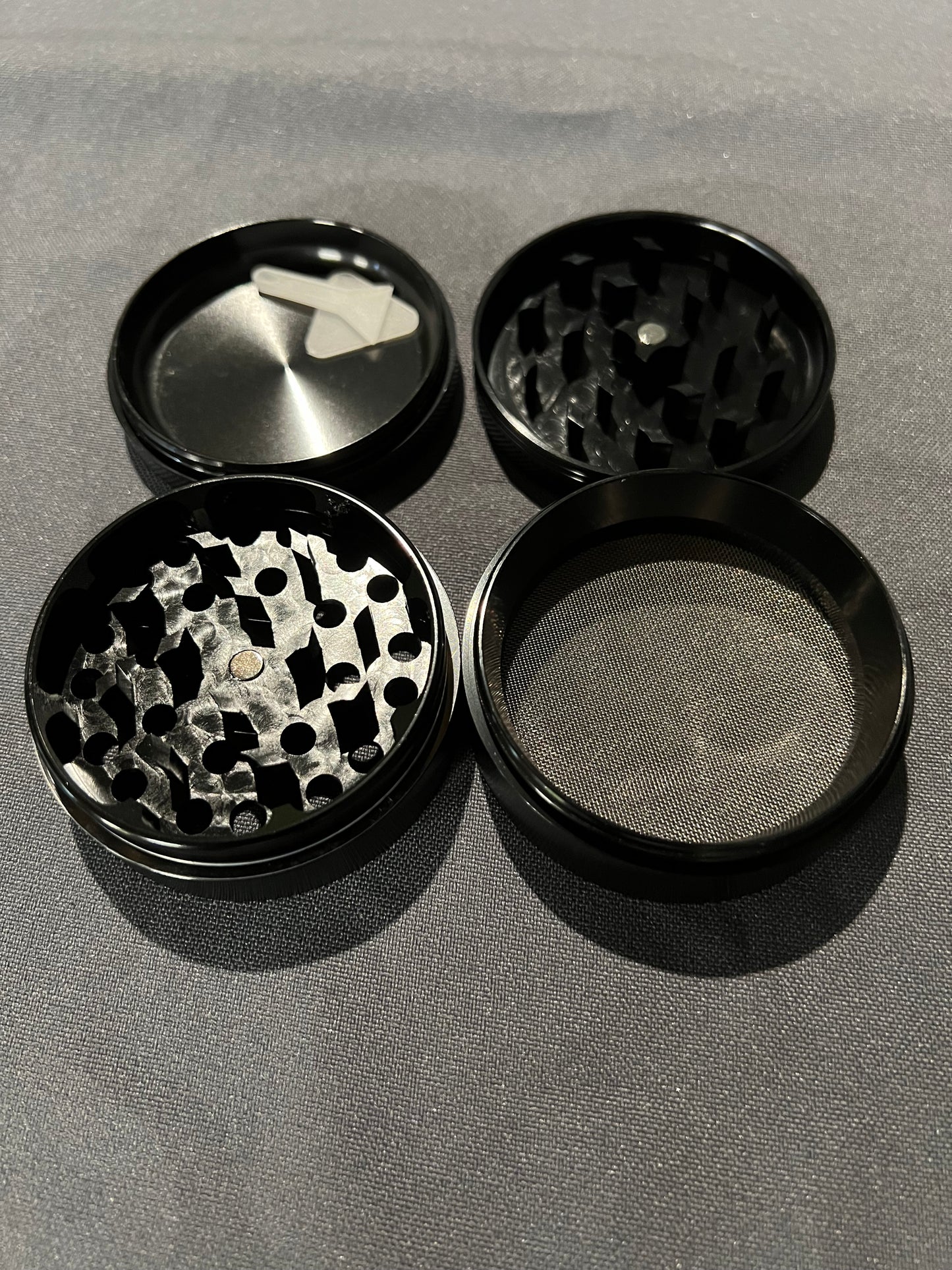 Granny‘s Premium Aluminium Grinder | messerscharfes Mahlwerk | ∅ 6,3 cm | 4-teilig | inkl. Pollenschieber | Kräutermühle in Schwarz u. weiteren edlen Designs