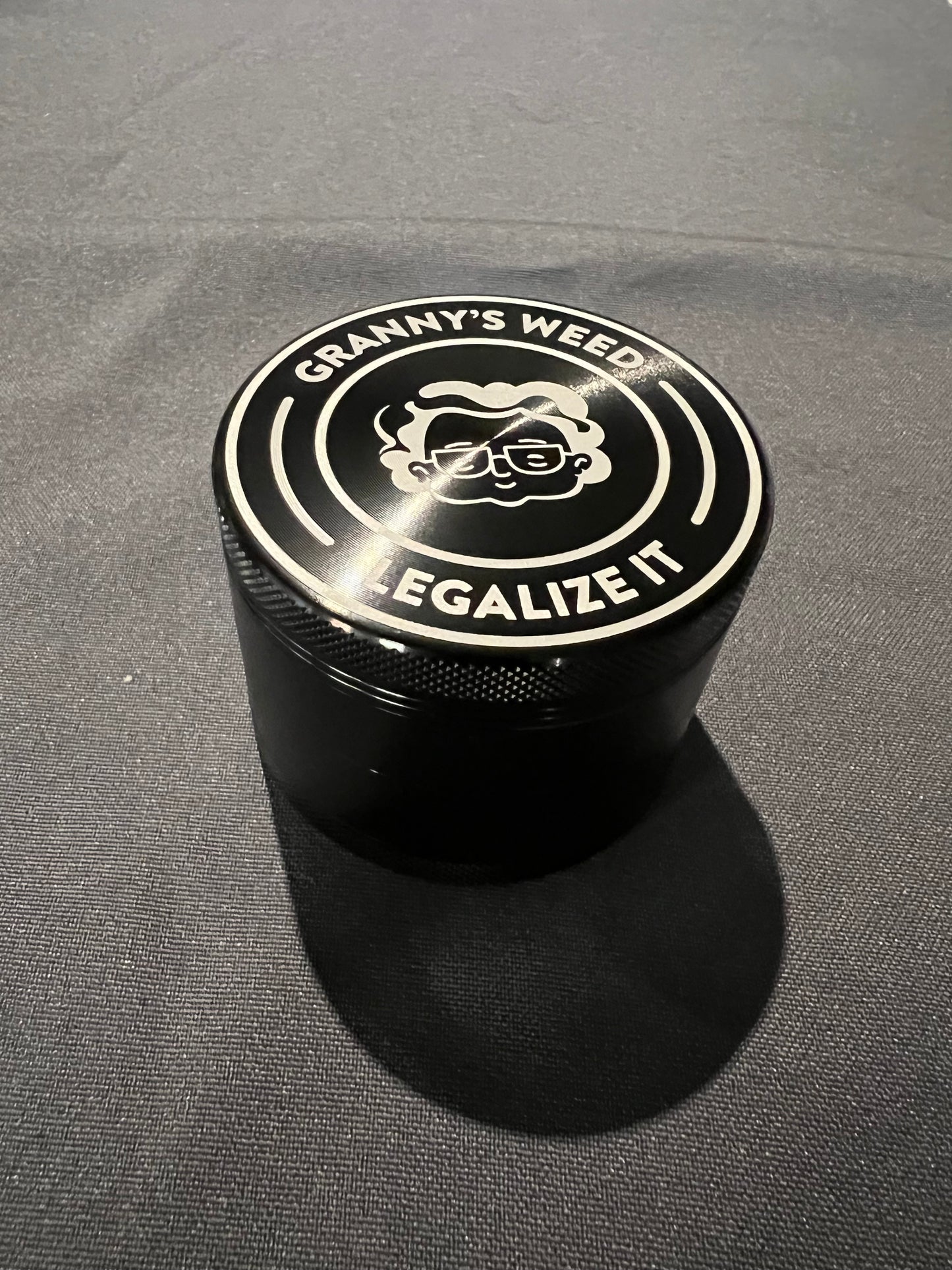 Granny‘s Premium Aluminium Grinder | messerscharfes Mahlwerk | ∅ 6,3 cm | 4-teilig | inkl. Pollenschieber | Kräutermühle in Schwarz u. weiteren edlen Designs