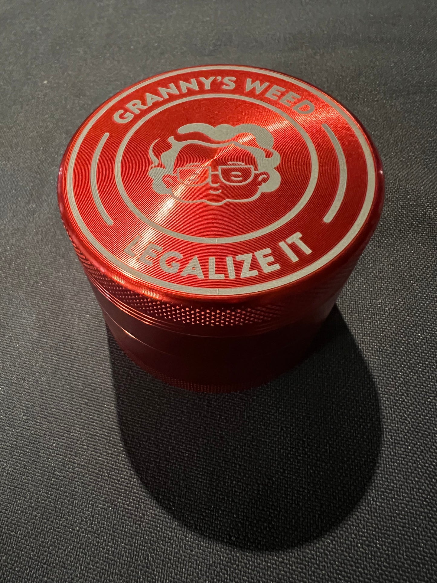 Granny‘s Premium Aluminium Grinder | messerscharfes Mahlwerk | ∅ 5,5 cm | 4-teilig | inkl. Pollenschieber | Kräutermühle in Rot u. weiteren edlen Designs