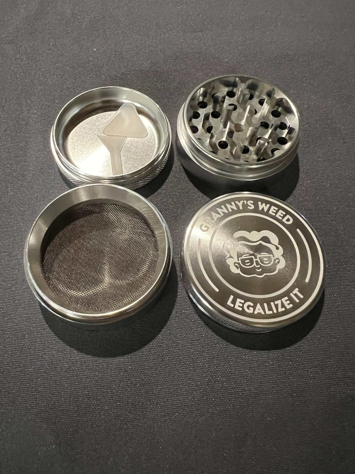 Granny‘s Premium Aluminium Grinder | messerscharfes Mahlwerk | ∅ 5,5 cm | 4-teilig | inkl. Pollenschieber | Kräutermühle in Silber u. weiteren edlen Designs