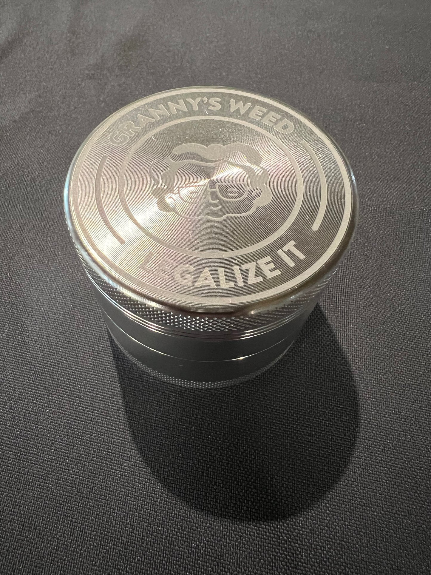 Granny‘s Premium Aluminium Grinder | messerscharfes Mahlwerk | ∅ 5,5 cm | 4-teilig | inkl. Pollenschieber | Kräutermühle in Silber u. weiteren edlen Designs